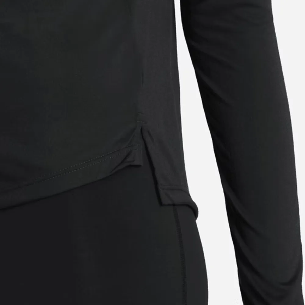 Säljer den här långärmade Nike tröjan. Den har en liten slits på sidan. Den är aldrig använd och i helt nytt skick, den har ingen fläck eller något smuts på. Ifall du är intresserad och vill veta mer är de bara att skicka privat! köparen står för frakten💓. Toppar.