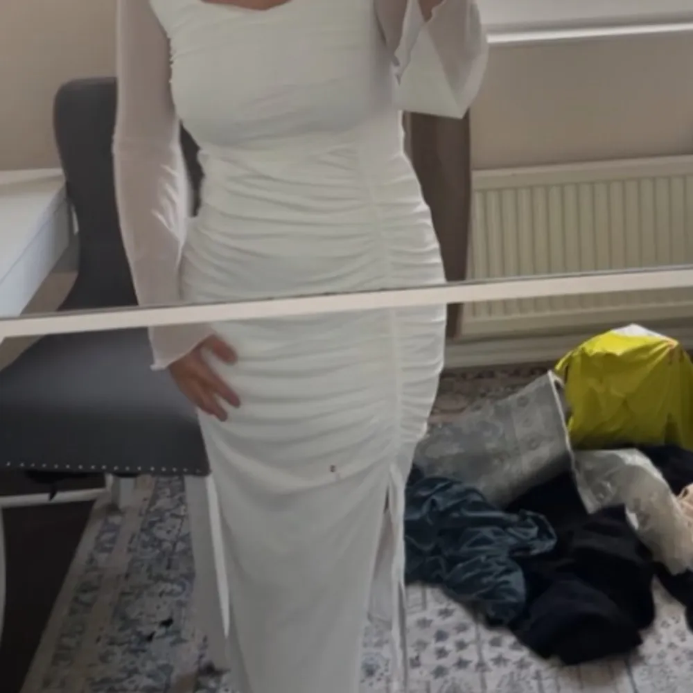 En vit maxi klänning i strl M  Ej använd . Klänningar.