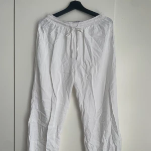 Vita raka byxor - Vita raka byxor från madlady i storlek M, använda fåtal gånger. 