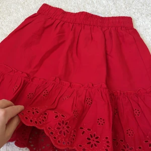 NEW IN KJOL - En riktigt snygg kjol, passar utmärkt för en utekväll med någon snygg topp upptill eller så kan man också klä ner med en basic T-shirt👌🏽🌸