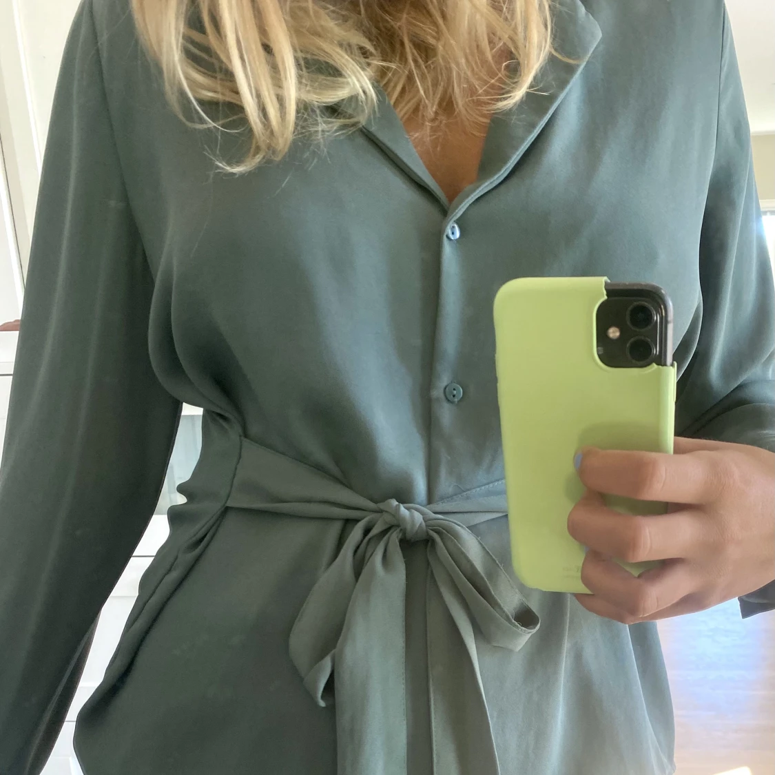 Khakigrön blus med knytning