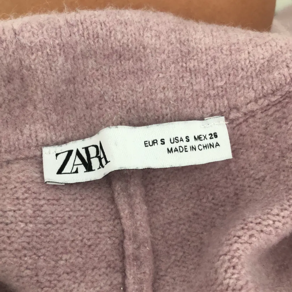 Världens skönaste byxor från Zara i storlek S. . Jeans & Byxor.