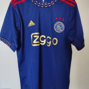 Ajax 22/23 fotbollströja - Säljer min forbollströja som är i storlek M, den är använd bara 1 gång och är fortfarande som ny