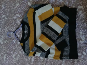 H&M tröja  - Säljer en vinter tröja från H&M. Har används några gånger men är som ny. Passar för hösten och vintern 