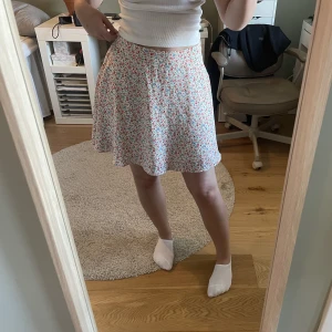 Vit blommig kjol - Vit blommig kjol. Bara använd några få gånger så fint skick! Från NA-KD 