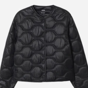 Mango Jacka  - Säljer min mango jacka som tyvärr inte passar mig. Jättefint skick, knappt använd. Nypris 700kr 