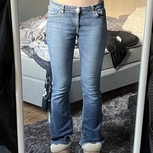 Lågmidjade jeans. - Mellanblå lågmidjade med snygg tvätt. Använt skick. Strl 42 men sitter såhär på mig som är en 36/38, alltså små i storlek. Skulle säga att dem passar en 38/40. Innerbenslängd ca.83cm!💙💙