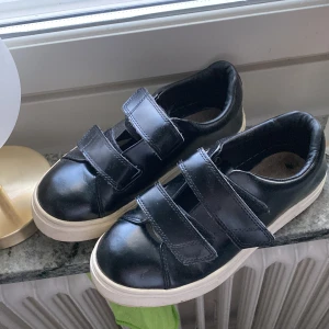 Eytys Doja 37 - Eytys Doja med kardborrband i storlek 37.  Sparsamt använda, då de var något för små för mina fötter. Säljs inte i butik längre!  650 inkl! Kan tänka mig att gå ner i pris vid snabb affär 💗