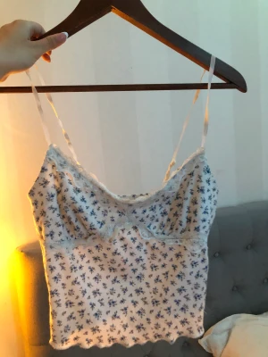 Sött linne - Bra kvalitet, stretchig, så fin till sommaren 🦋 inte använt mkt alls