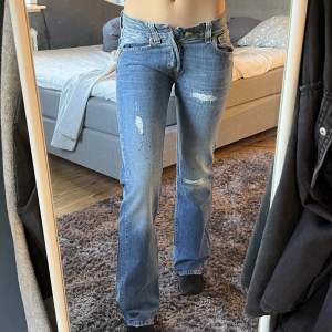Snygga lågmidjade replay jeans som tyvärr är för små. Helt nya med prislapp kvar. Midja 39cm, Innerbenslängd 87cm. Pris kan diskuteras🤗
