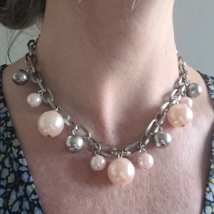Halsbang metall rosa - Halsband pärlor/kulor  rosa o grått på kraftigare kedja. Längd ca 38cm. Nytt, använt endast en kväll.