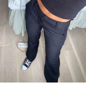 Bikbok Kostymbyxor  - Säljer dessa lågmidjade kostymbyxor i modellen vera petite från bikbok som är slutsålda💖 De är uppsprättade längst ned💕 Lånade bilder