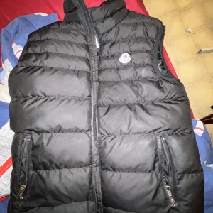 moncler väst - den är på okej skick har använt fler gånger men den är ändå nästan som ny