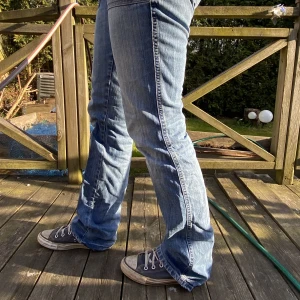 Low waisted bootcut diesel jeans - Super snygga low waisted bootcut  jeans från diesel.  Har ett litet hål på baksidan vid hälen men syns knappt!