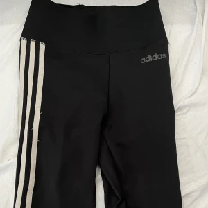 Träningstights Adidas - Träningstights från Adidas. Något slitna i sömmen på ena benet. Köpa för ca 400kr. 