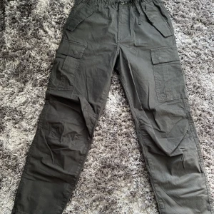 Cargo Byxor - Helt nya och har blivit använda endast 2 gånger. De är köpta för ungefär en månad sen i H&M och är top skick 10/10, de är nytvättad också. Anledningen till att jag säljer de är för jag råkade köpa ett storlek för lite.  Ord pris 300kr