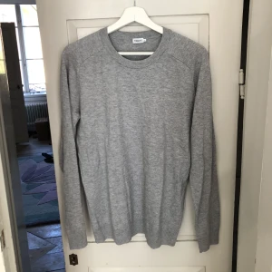 Filippa K tröja - En tunn och skön stickad tröja från Filippa K. Använd sparsamt och utan några defekter. Nypris: 1400 kr
