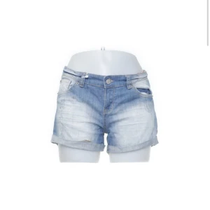 Jeans shorts - Super snygg jeans shorts, perfekt till sommaren💕