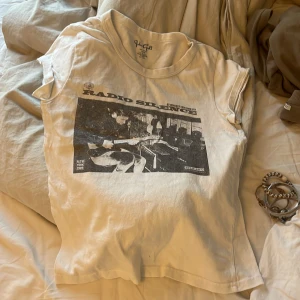 snygg vitt tröja  - jätte snygg vit tröja som ja tyvärr inte använder längre, säljer billigt! Är perfekt istället för att ha en tråkig vit t-shirt! 