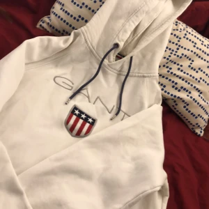 Gant hoddie  - Jag fick denna hoddie av min mamma men är för stor. Det är storlek medium och är en vit och röd färgad hoddie. Priset kan gå ner om ni kontaktar mig. Ha en bra dag!