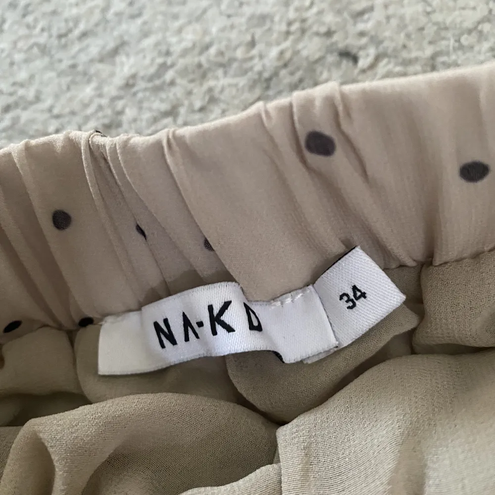 Superfin lång kjol från NA-KD. Den är helt oanvänd och ca 2 år gammal så finns inte på deras hemsida tyvärr. Skriv privat för fler bilder 💕  Köpte för 399. Kjolar.