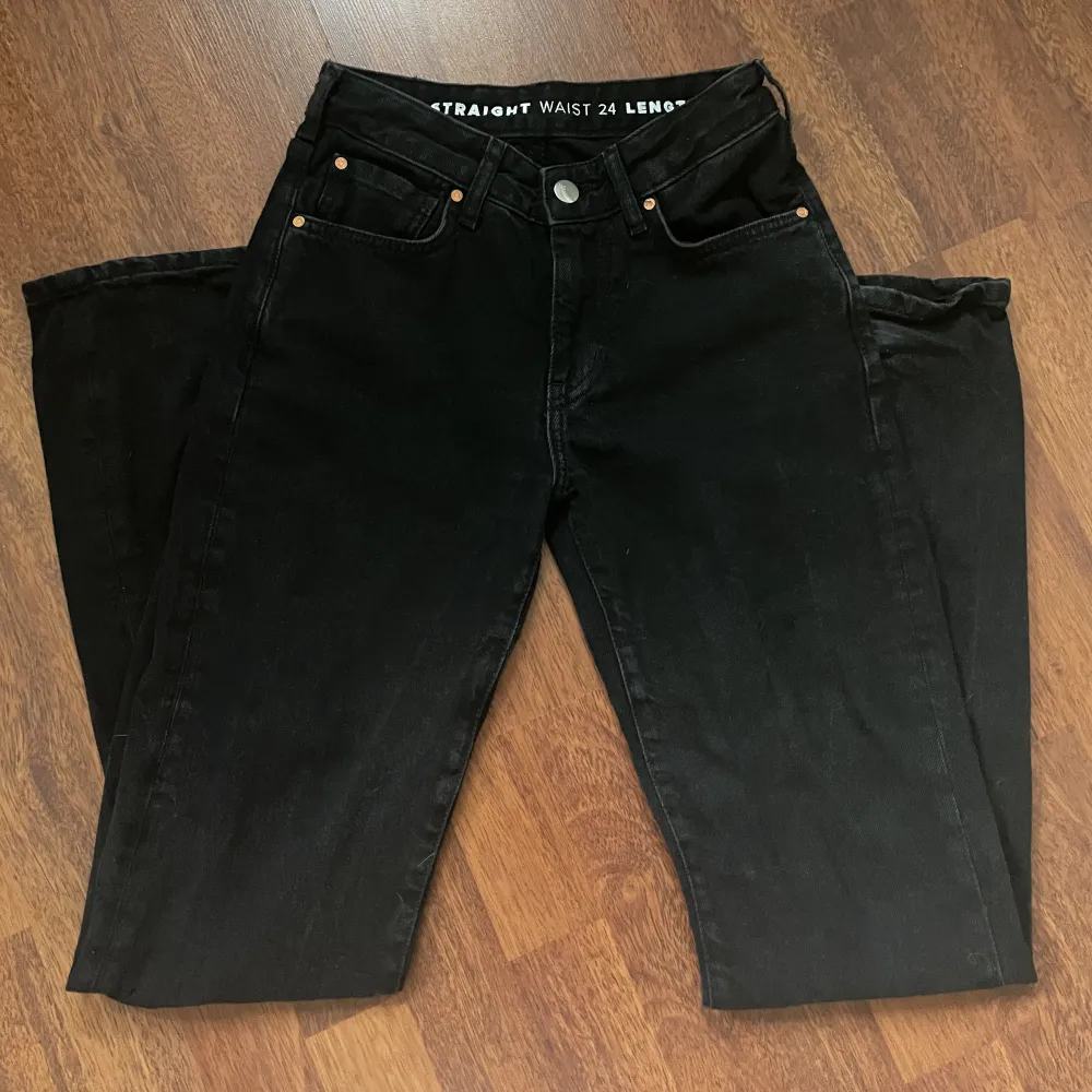 Svarta Lågmidjade jeans från Carlings. Använd fåtal gånger, därav säljning då de inte används.🫶🏽🫶🏽. Jeans & Byxor.
