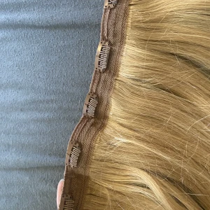 Löshår i bra kvalite  - De är två olika färger utav löshåren jag använde båda men sedan färgade jag mitt hår mörkare så har ingen användning av de , de är tjocka löshår de har fem clips, 1 st kostar 500kr🤍