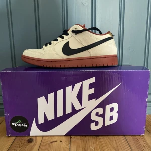 Nike SB Dunk Low Pro Hennessy - Storlek 39. Skick 9/10. Medföljer svart och creamfärgade skosnören. Pris exkl. frakt/porto.