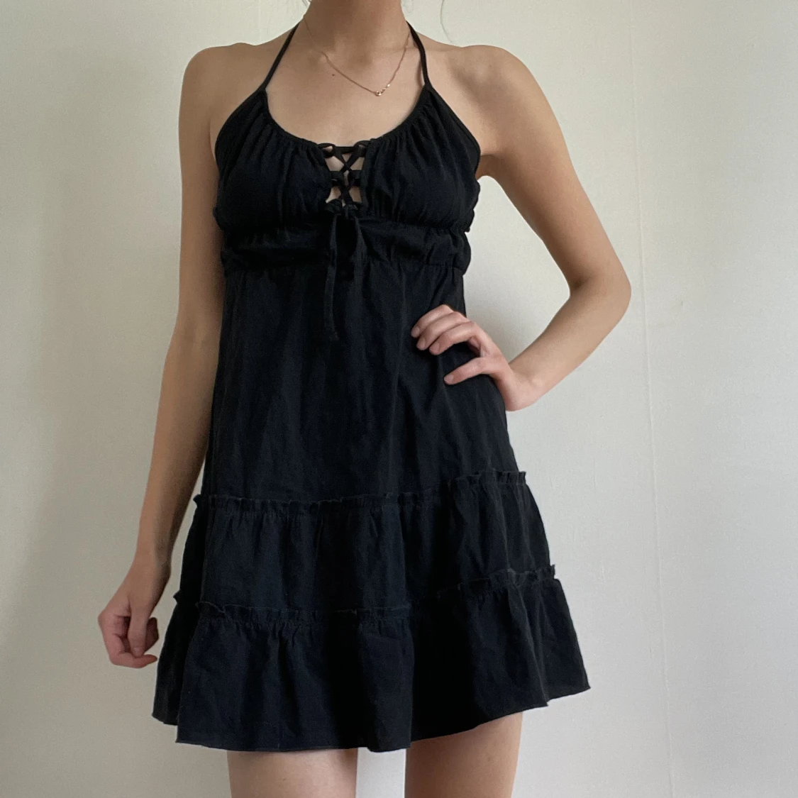 Svart klänning med volanger