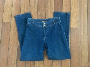 Höga tighta 90talsjeans - Så fina men tyvärr lite för små för mig.