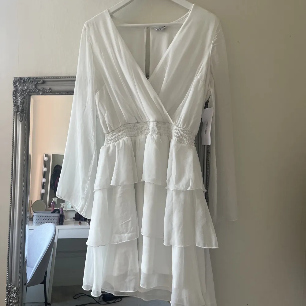 Oanvänd klänning från Bubbleroom 🌸 Köpt för 599kr till studenten, men det blev en annan. Endast testad! Skriv i dm för frågor 🥰 True to size :) . Klänningar.