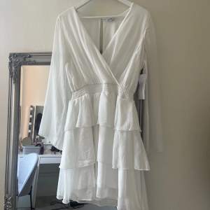 Oanvänd klänning från Bubbleroom 🌸 Köpt för 599kr till studenten, men det blev en annan. Endast testad! Skriv i dm för frågor 🥰 True to size :) 
