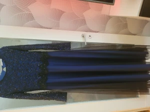 Festklänning  - Festklänning vit klänning helt nytt storlek 40. De andra användas en gång.