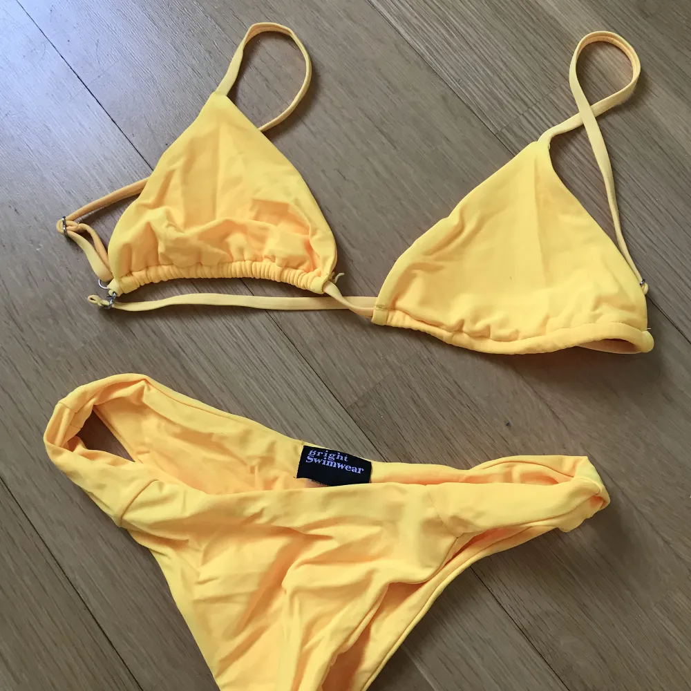 Oanvänd bikini från Bright Swimwear 💛Jättefin gul färg men syns inte riktigt på bilderna. Övrigt.