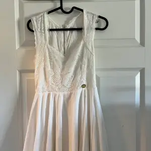 Fin vit klänning, säljs pga att den inte kommer till användning 