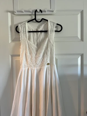 Klänning  - Fin vit klänning, säljs pga att den inte kommer till användning 