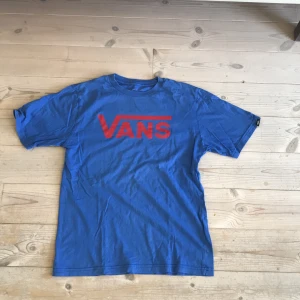 Vans tröja 75kr - Vans tröja som är knappast använd och inga fläckar eller annat trasigt. Det ända är att man behöver kanske stryka den annars är skicket på tröjan mycket bra.