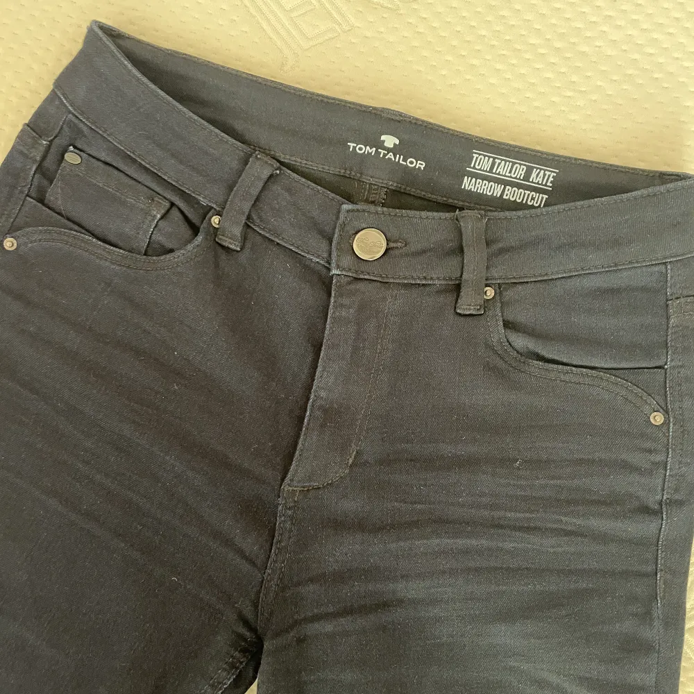 Marinblåa Tom Tailor bootcut jenas i storlek 38. . Jeans & Byxor.
