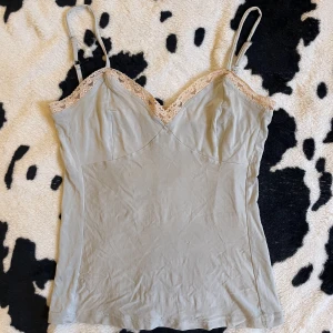 🌸Ljusblå topp rosa spets 🌸 - Så söt topp i slinkigt material, stretchig och justerbara band! Ljusblå & ljusrosa