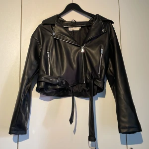 Skinnjacka Nelly  - Säljer denna super fina jacka då den inte kommer till användning endast använd 2-3 gånger så nästan som ny! Köpte den för 470kr men priset kan diskuteras. Den kommer ifrån Nelly. Skriv om du undrar något!❤️