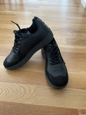 Skor  - Endast använd 1 gång. Jätte fina svarta sneakers storlek 39 ( passar även 38) Köp från Nelly. 