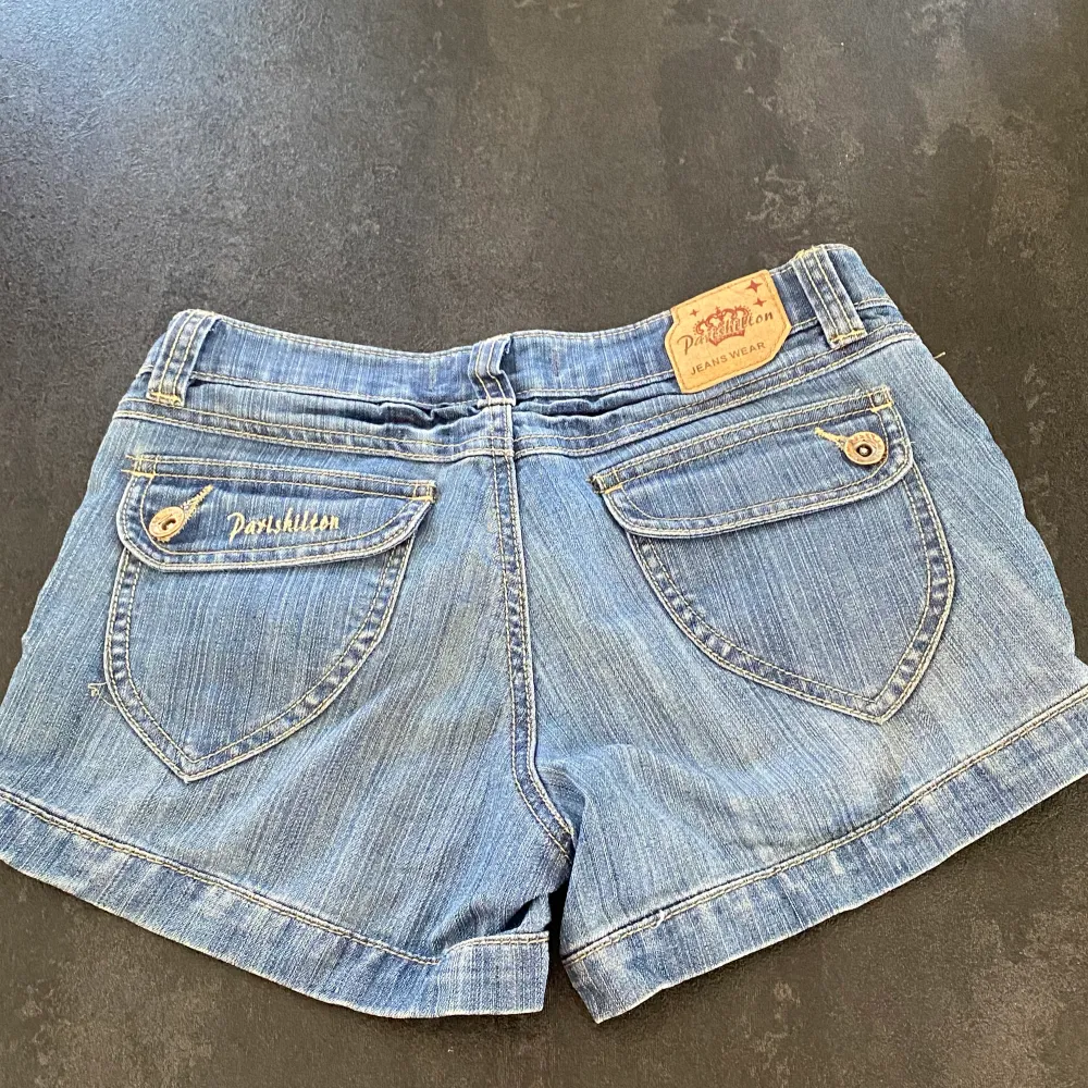 jättesnygga y2k jeansshorts som sitter lågmidjat från Paris Hiltons märke💗🎀. Shorts.