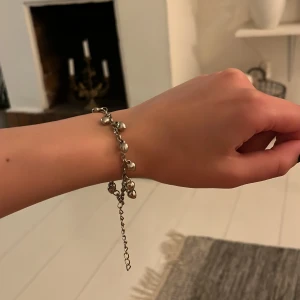 Armband 00tal y2k  - Armband inköpt 00tal. Små hjärtan som berlocker och alla är kvar. 