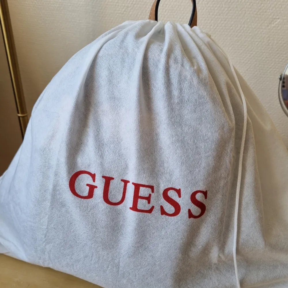 Sjukt snygg mini guess ryggsäck. Är som helt ny då den endast använts 2 gånger. Dustbag tillkommer. Fullpris är 1500kr. För frågor skicka meddelande 😊. Väskor.