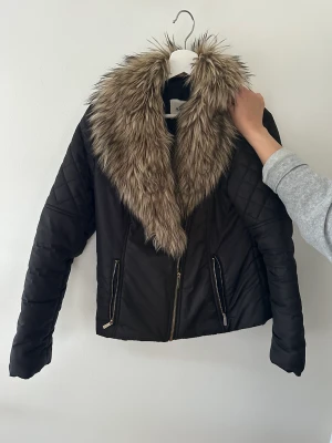 Jacka - Jacka där man kan ta bort ”pälsen” från Nelly