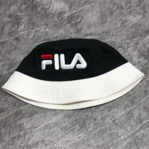 Fiskehatt - Fiskehatt från Fila, helt ny och oanvänd, nypris 199kr. Storlek L.