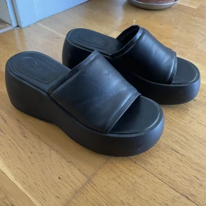 Platåsandaler - Jättesnygga skor!! Lite slitningar men går nog att putsa upp, syns inte särskilt mycket! Annars inte så använda!