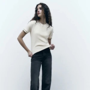 T-shirt från Zara - Säljer denna jättefina T-shirten från zara då jag ej får användning för den, den är i bra skick då den inte är använd så mycket!