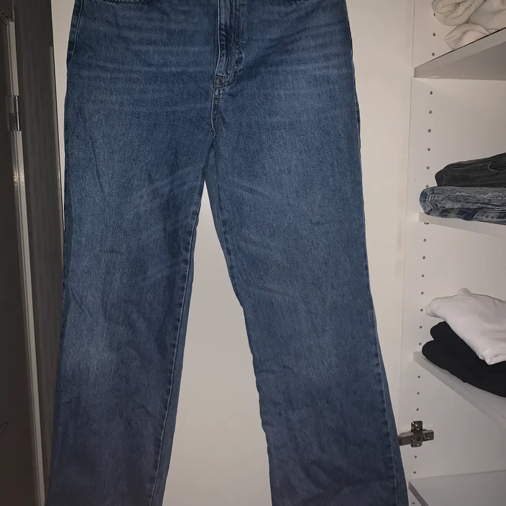 Säljer denna sköna Stradivarius straight leg jeans i storlek 40 eftersom det är för liten och tajt på mig. Har haft den i 1 år men är för small i midjan på mig nu. Passar för personer med storlekar 38 också.. Jeans & Byxor.