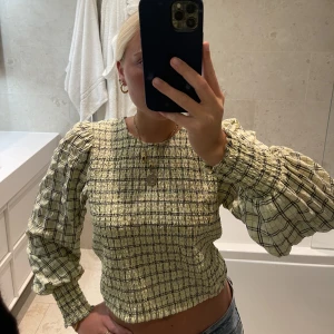 Sommarblus Scotch&Soda - Såååå himla gullig och fin sommartopp från scotch&soda, helt sprillans ny!!! Den är lite  kortare i modellen men inte riktigt magtröja. Den är i storlek M. Nypris är 1300kr!